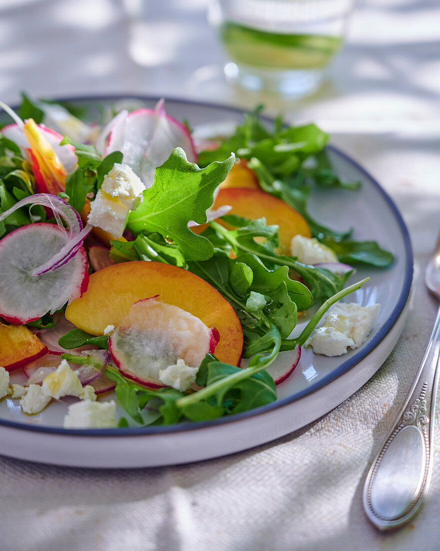 Rucolasalat mit Pfirsich, Radieschen und Feta