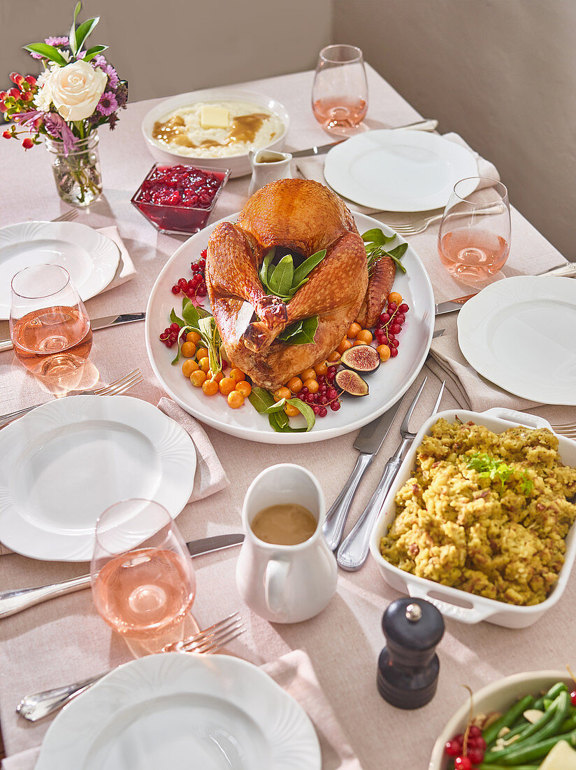 Gedeckter Tisch mit Putenbraten und Beilagen