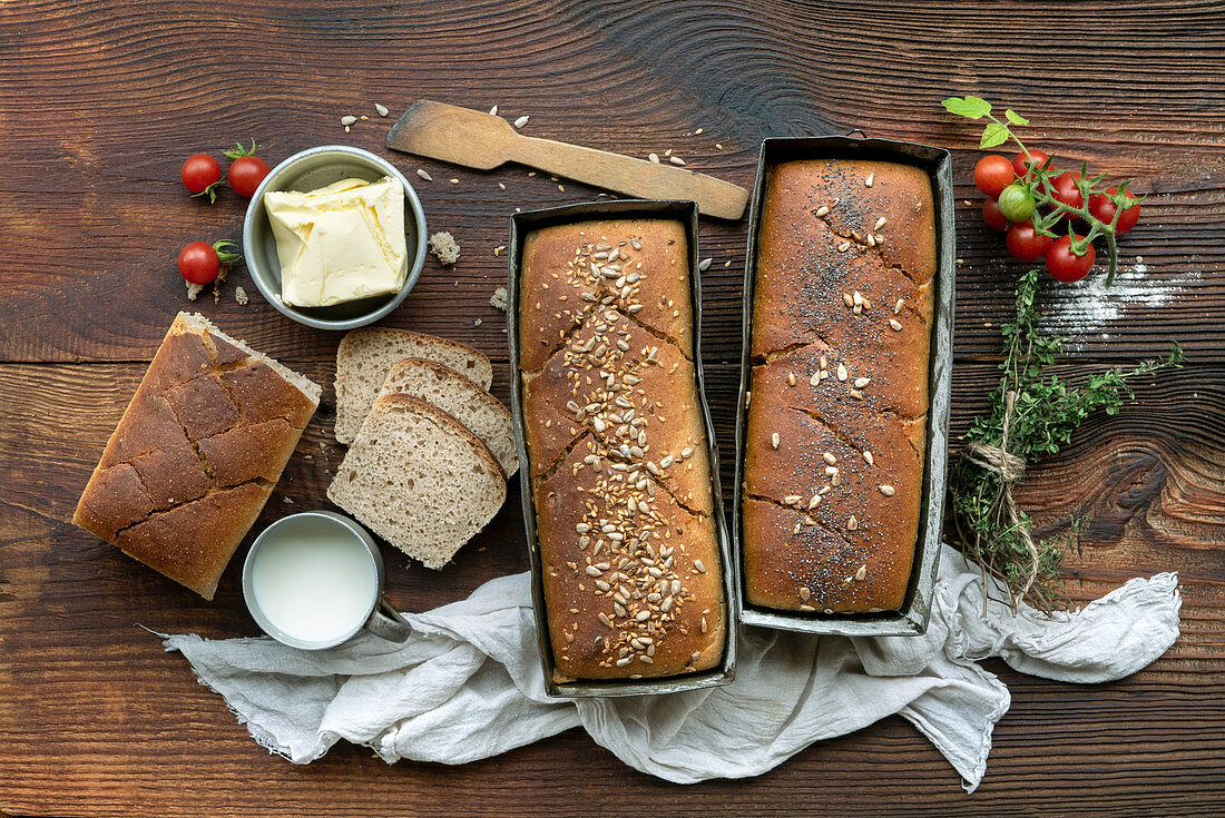 Selbstgebackene Brote auf rustikalem Holzuntergrund