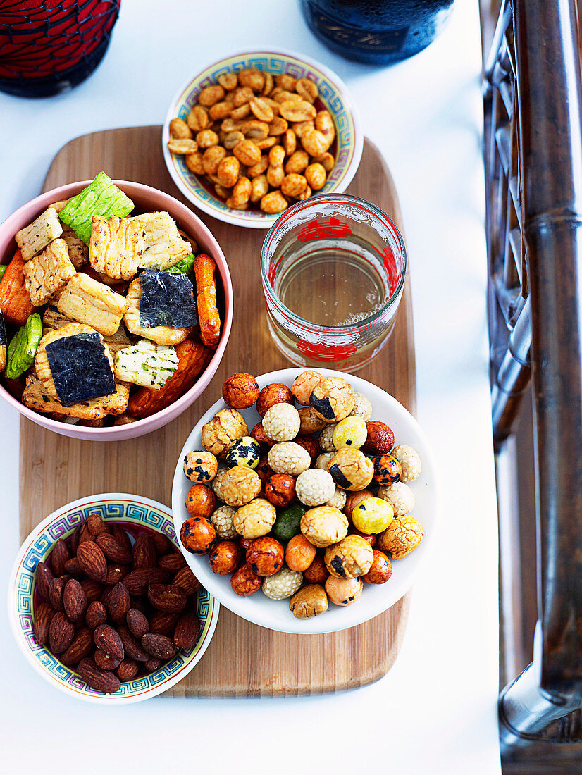 Flavoured rice crakcers and mixed nuts