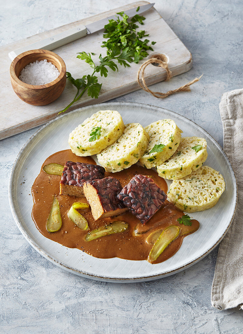 Geräuchertes Tempeh mit Gurkensauce und Knödel