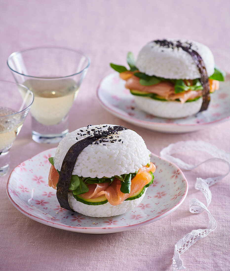 Sushiburger mit Räucherlachs, Gurke und Feldsalat