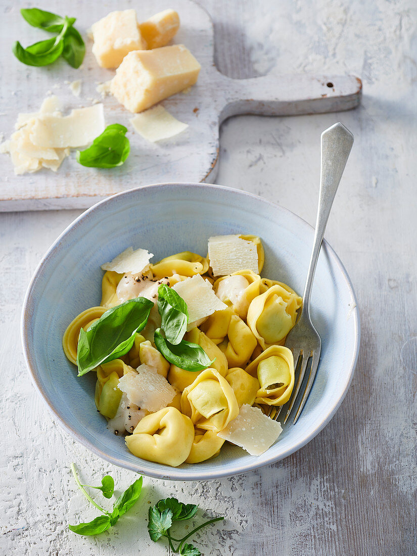 Tortellini mit Kräuterfüllung und Parmesan