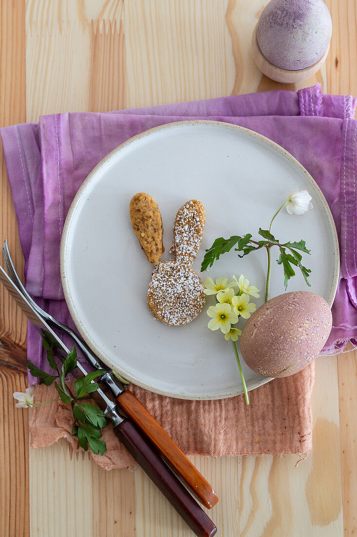 Osterhasen-Plätzchen und natürlich gefärbte Ostereier