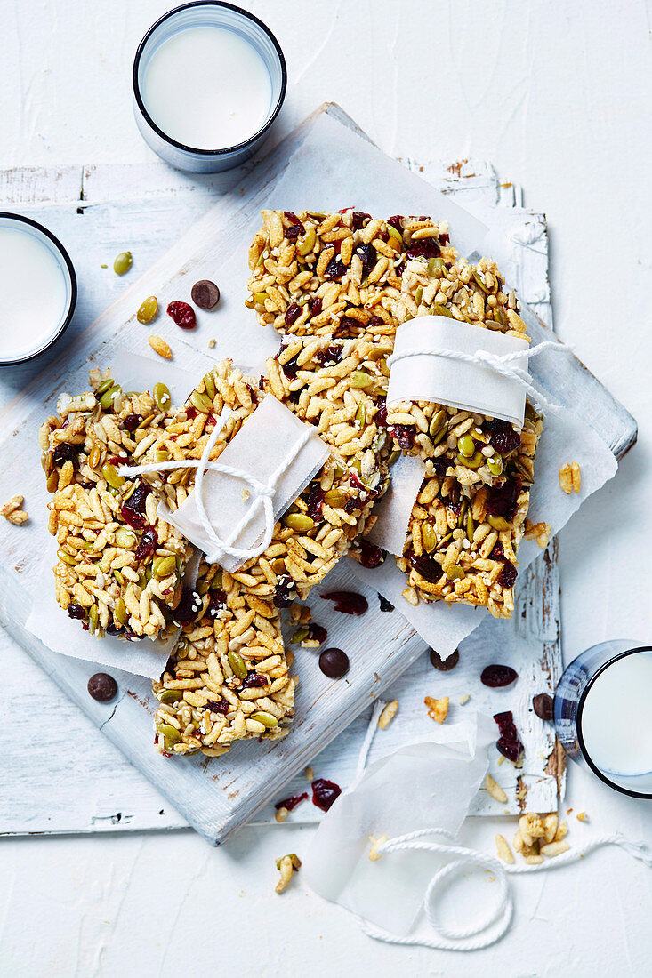 Chocolate-cranberry muesli bars