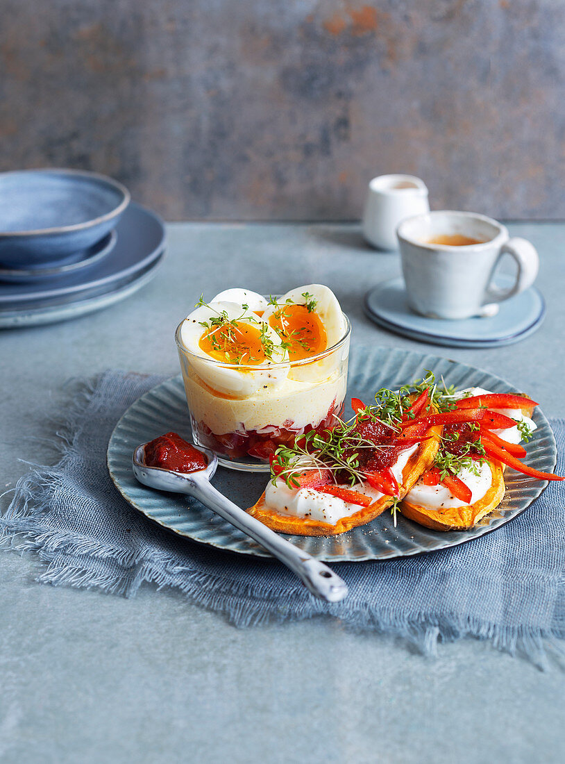 Eier im Glas mit Süßkartoffeltoasts