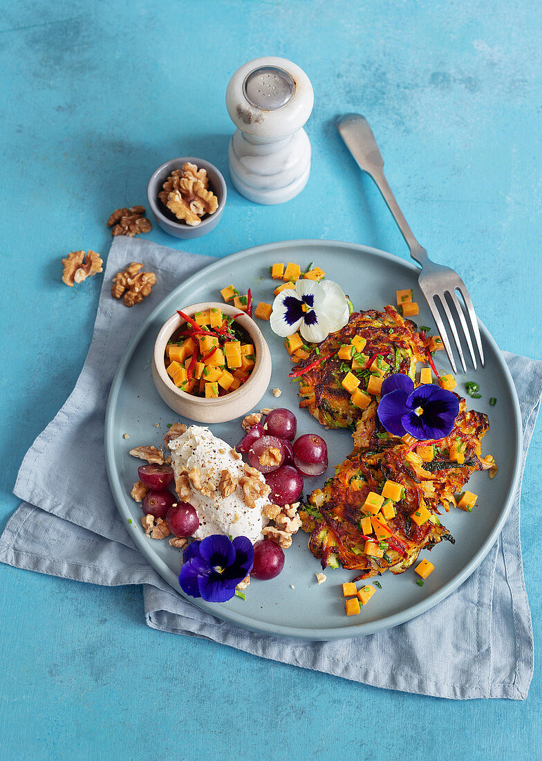 Süßkartoffel-Taler mit Käse-Salsa, Ricotta, Trauben, Nüssen und Essblüten