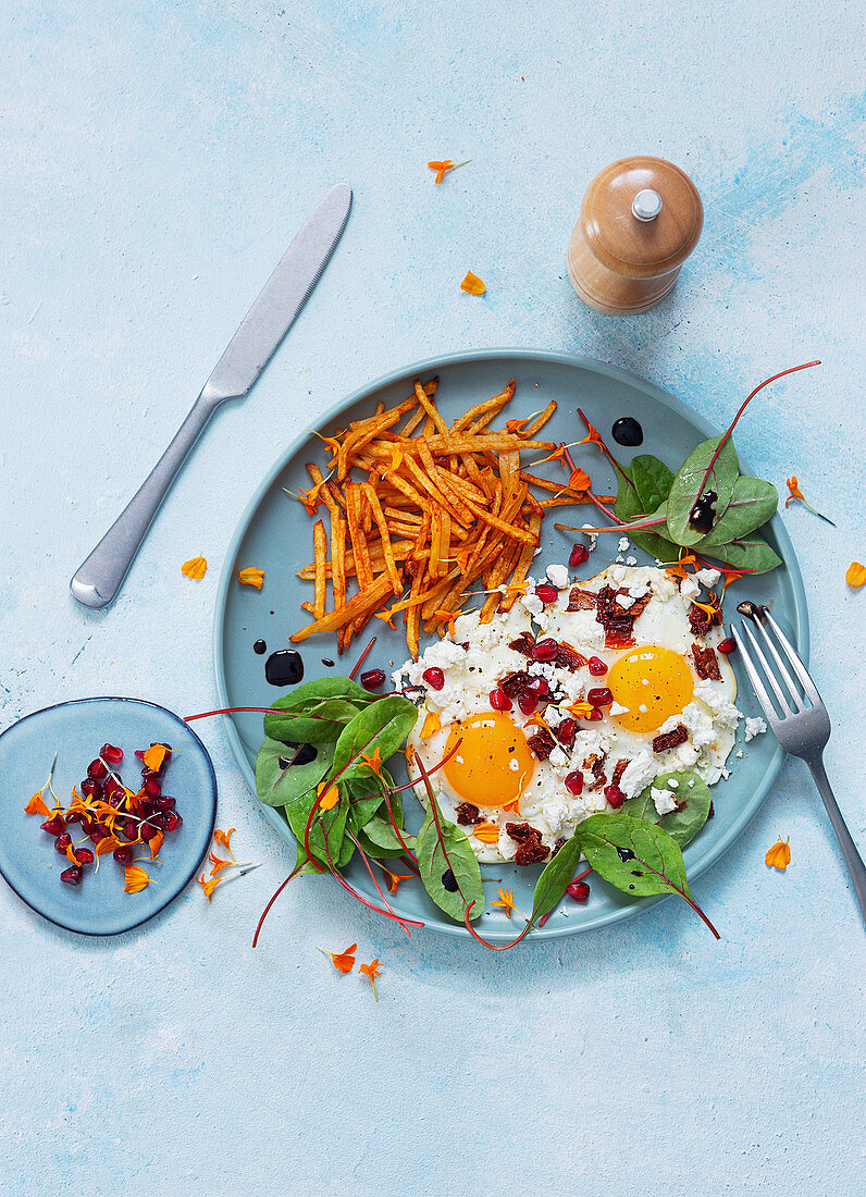 Tomaten-Eier mit Kartoffelsticks und Feta