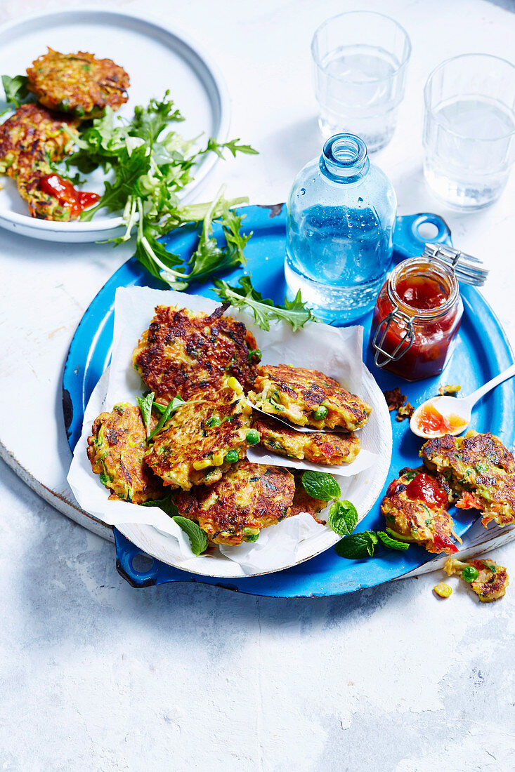 Kichererbsen-Gemüse-Fritter mit Ketchup