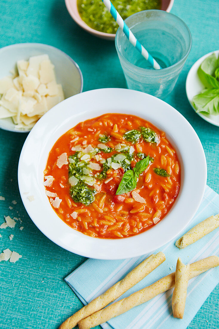 Roast tomato soup with pasta