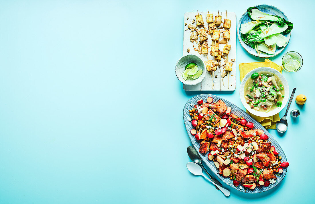 Sate-Tofuspieße, Pak Choi, Frühlings-Minestrone, Radieschensalat mit Kürbis