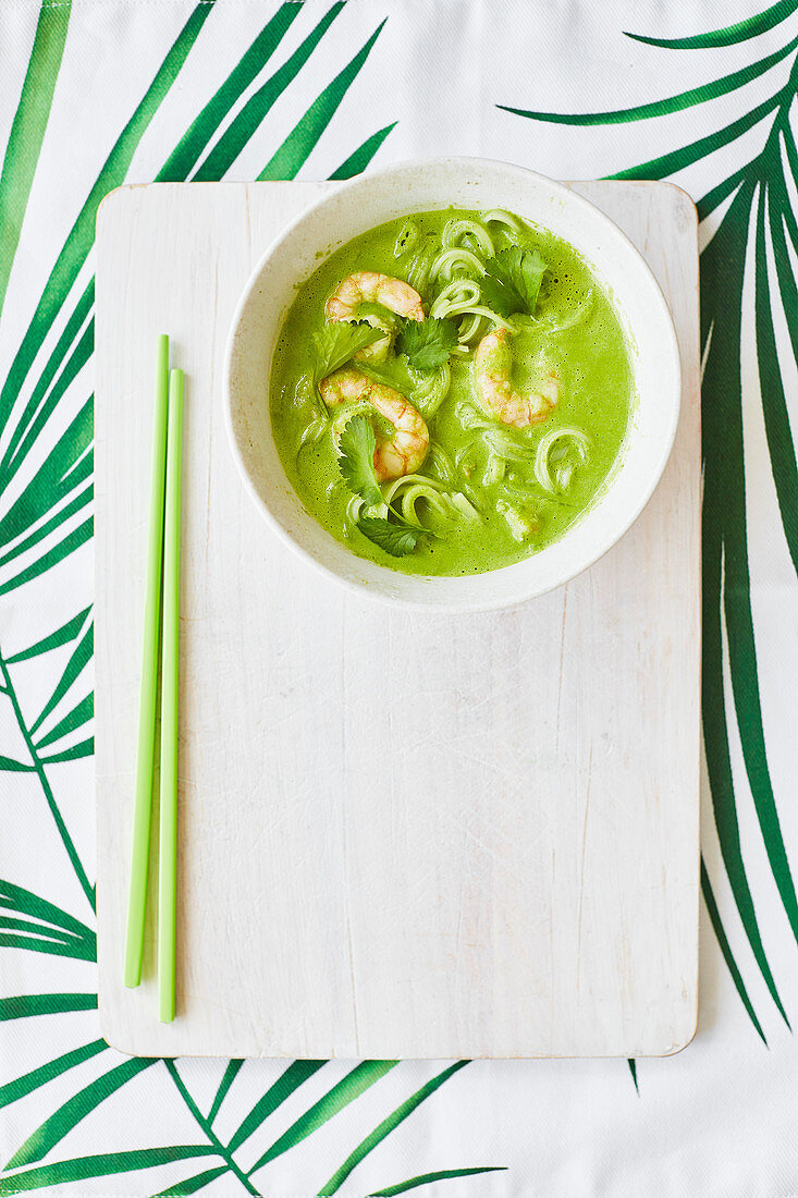 Grüne Kokossuppe mit Garnelen und Nudeln (Asien)