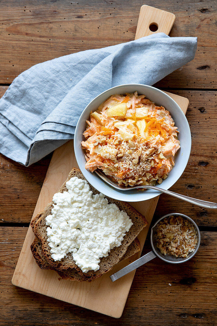 Karottensalat und Roggenbrot mit Hüttenkäse