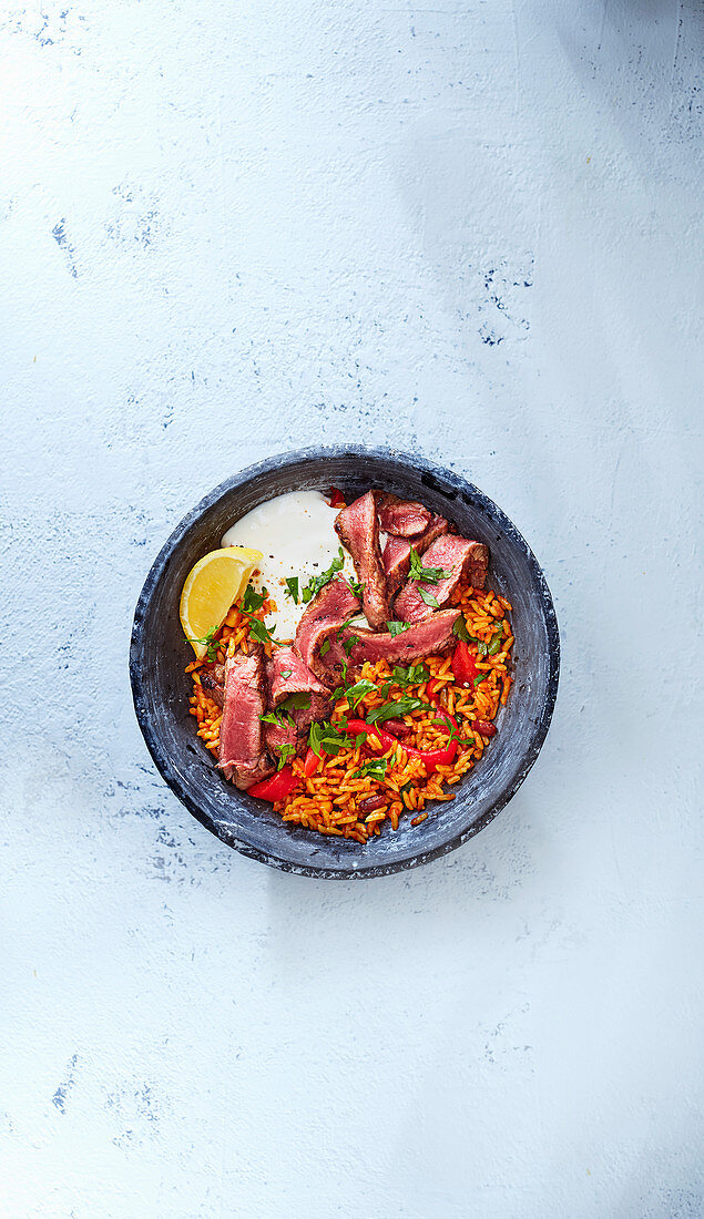 Steak Burrito Bowl mit Reis und Paprika (Mexiko)