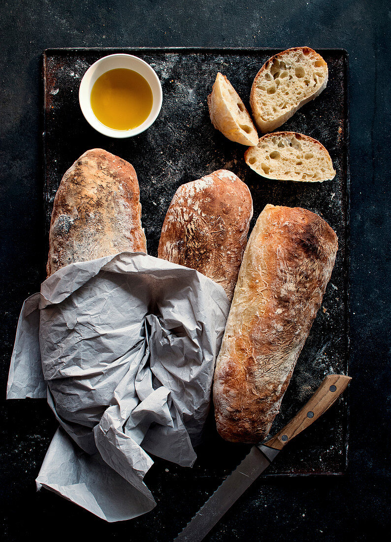 Ciabatta-Brote mit Olivenöl und Messer