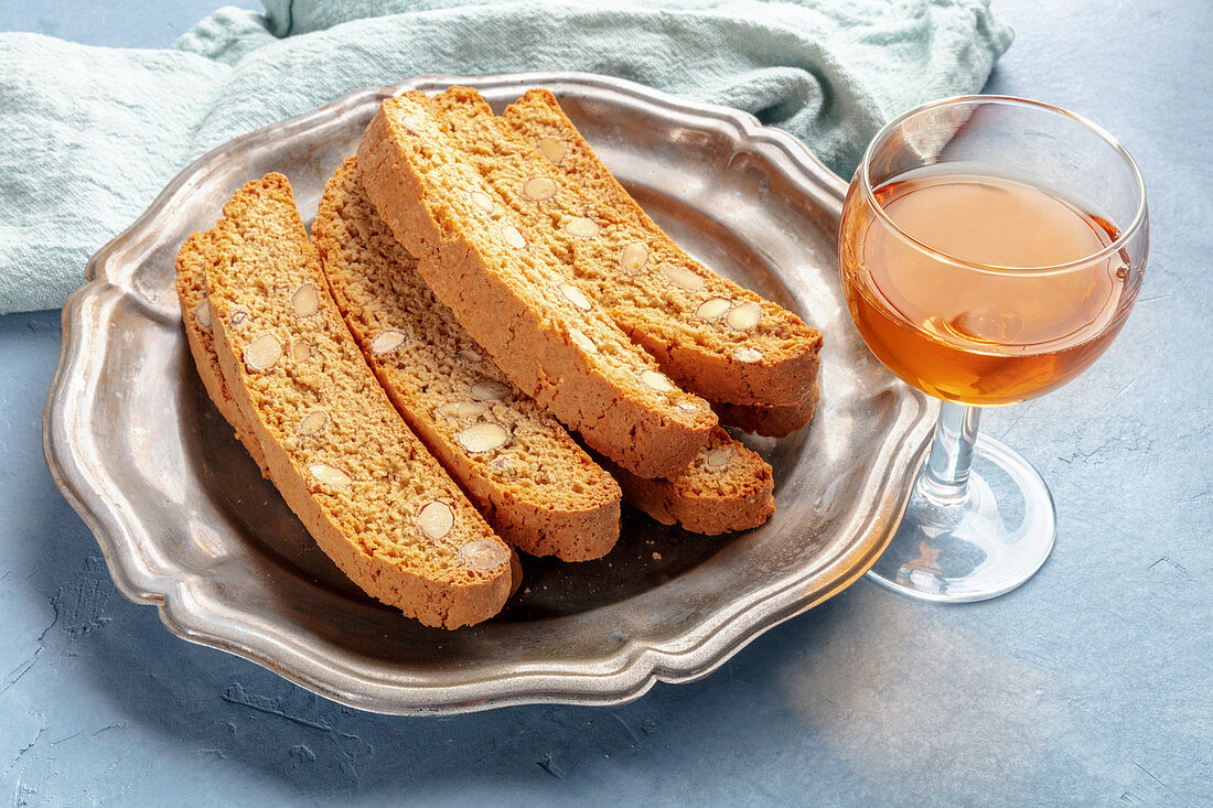 Biscotti (italienische Mandelkekse) mit einem Glas Vin Santo