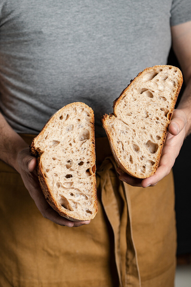 Bäcker hält frisch gebackenes Artisan-Brot