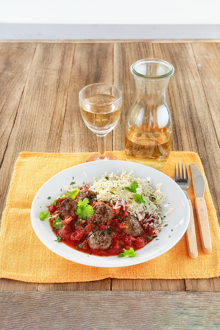 Hackfleischbällchen mit Tomatensauce und Reis