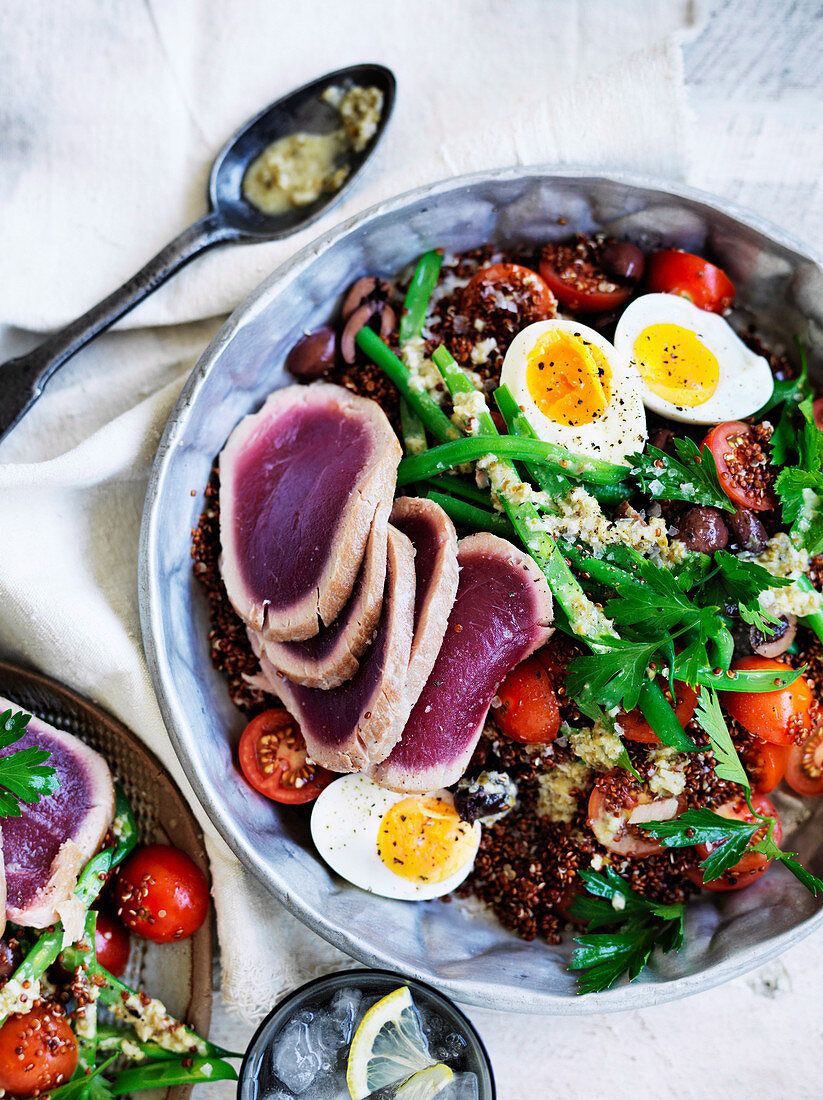Salat Nicoise mit Seared Tuna, Quinoa, Gemüse und Ei