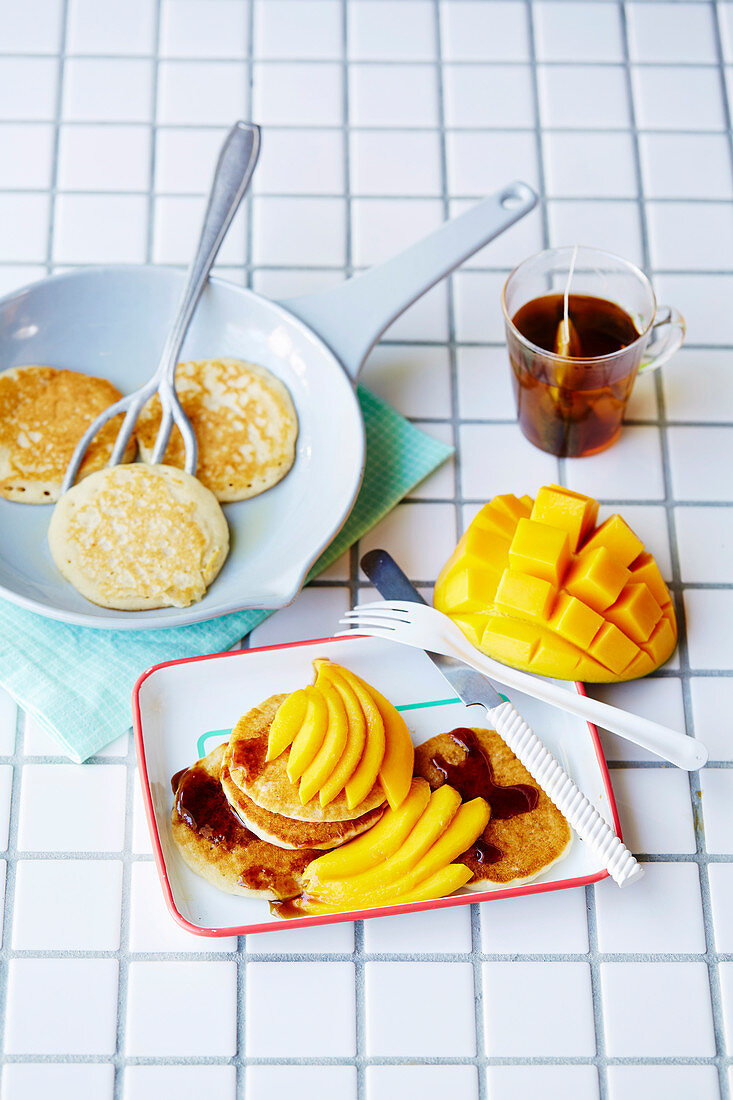 Vegane Mandelmilch-Pancakes mit Mango