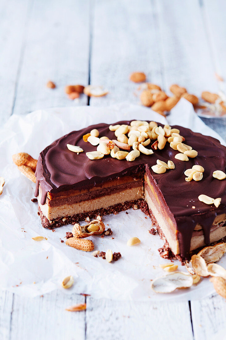 Vegane Schoko-Erdnuss-Schichttorte