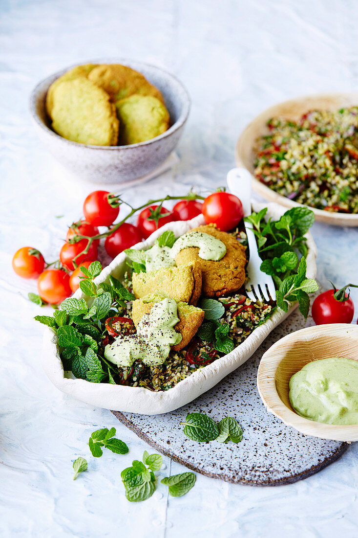 Veganes Freekeh Taboulé mit Erbsen-Falafel