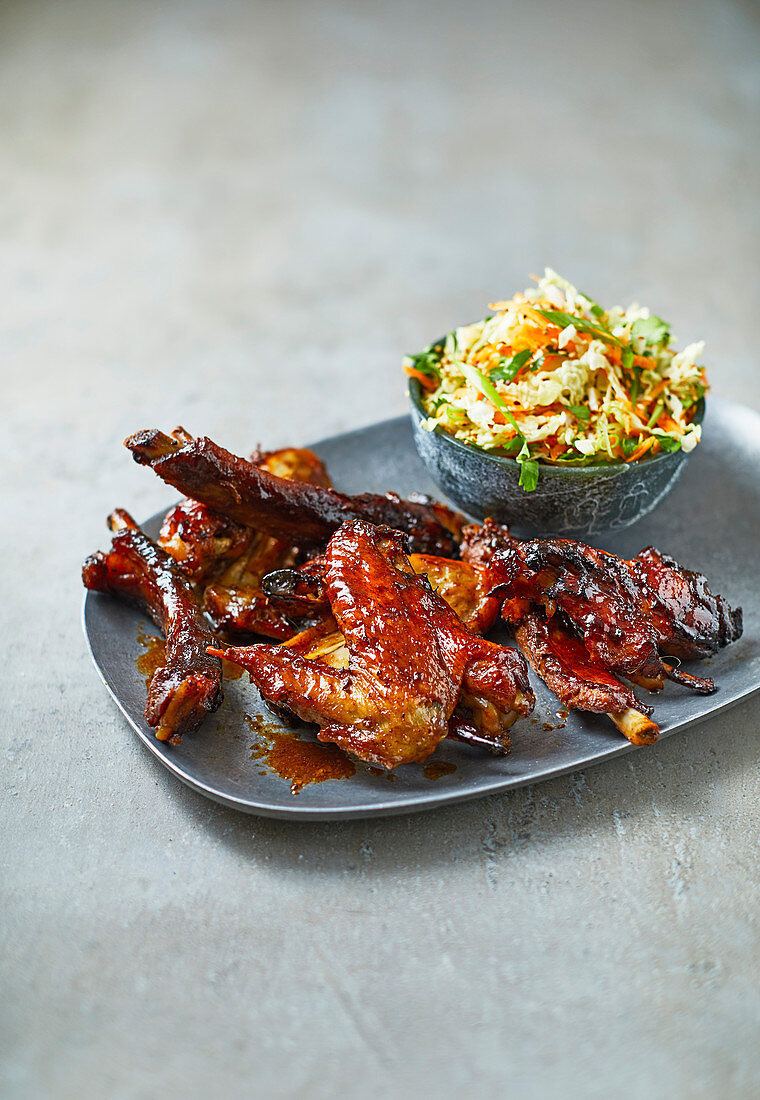 Sticky Ribs und Wings mit fünf Gewürzen und Sesam-Slaw