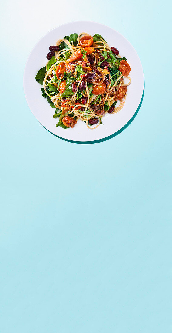 Spaghetti puttanesca with red beans and spinach