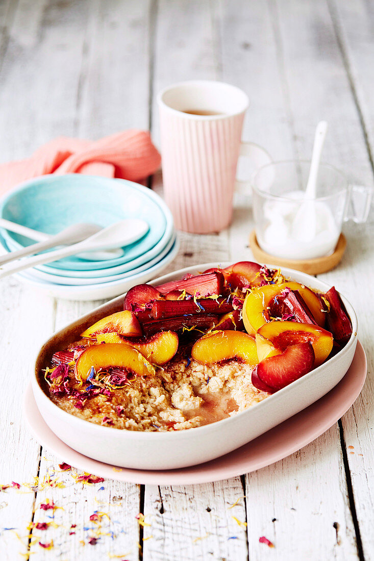 Gebackenes Porridge mit Sommerfrüchten