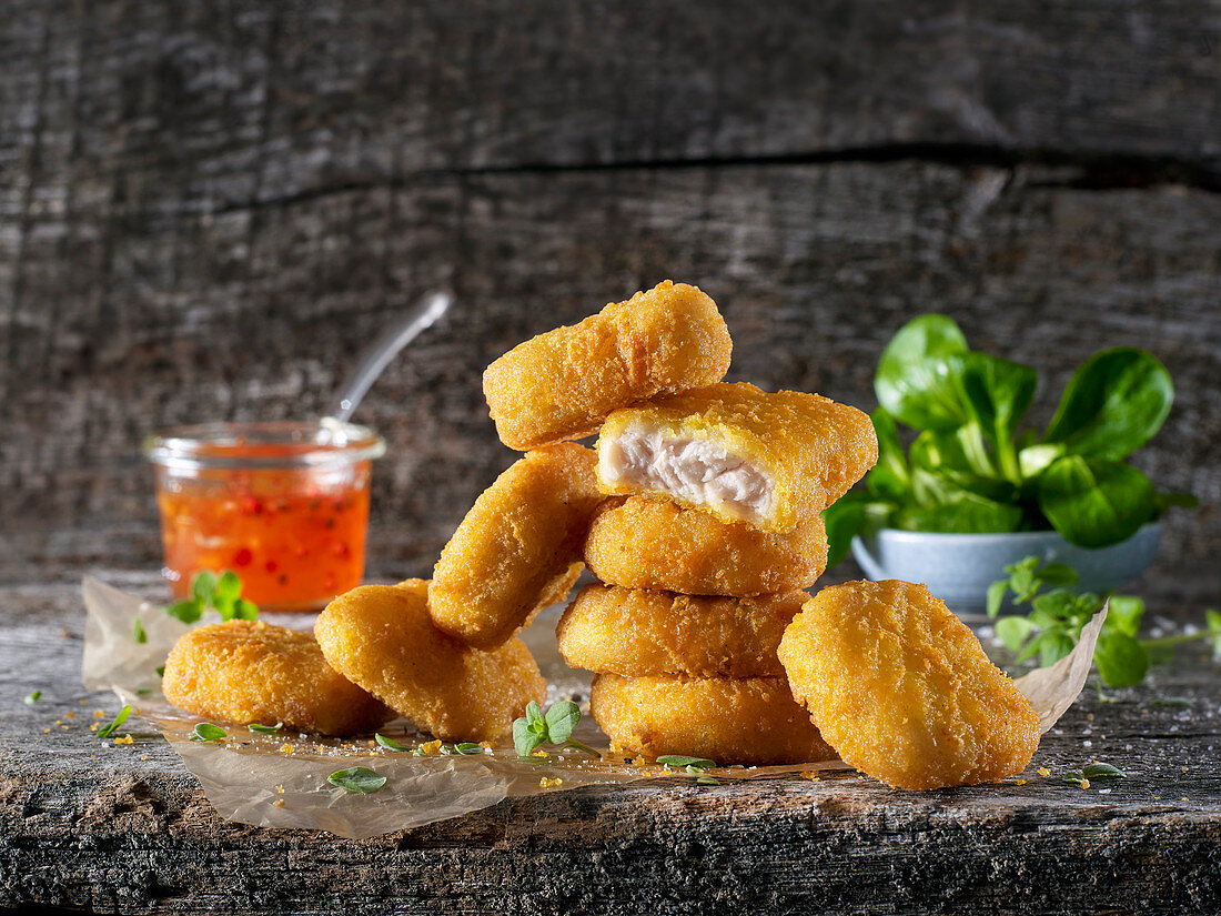Chicken nuggets with lamb's lettuce and dip