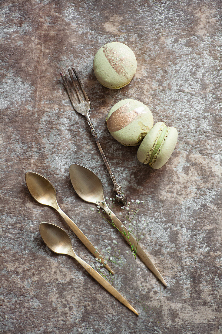 Festliche grüne Macarons mit Goldverzierung