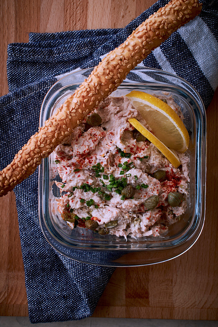 Thunfischcreme mit Kapern und Sesam-Grissini