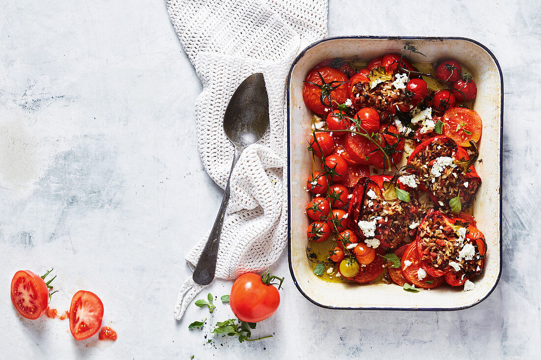 Paprika mit Chorizo-Reis-Füllung und gebratenen Tomaten