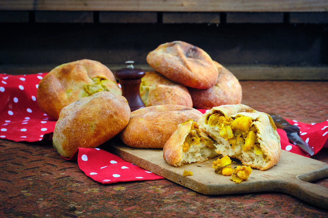 Curry stuffed bread rolls