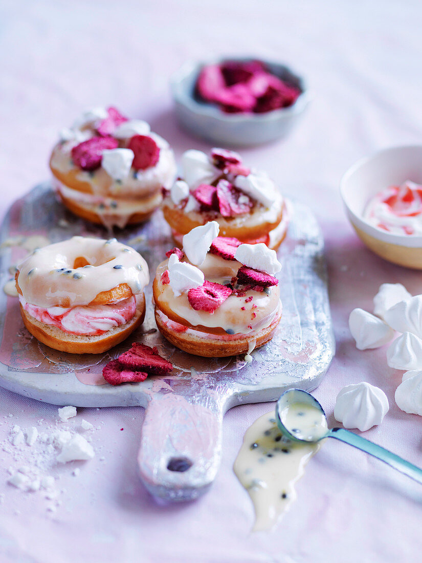 Pavlova-Donuts mit Baiser und Erdbeeren