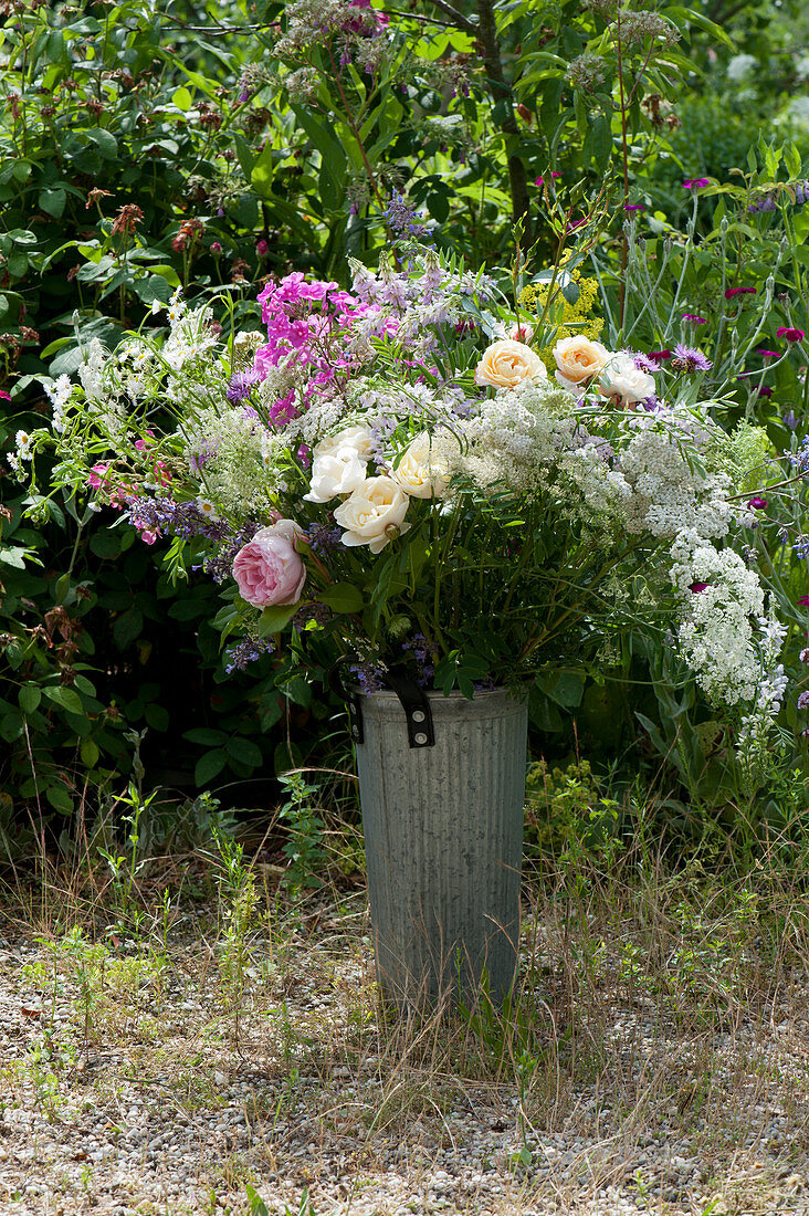 Ländlicher Strauß mit Rosen, Bischofskraut, Flammenblume, Geißraute und Feinstrahl