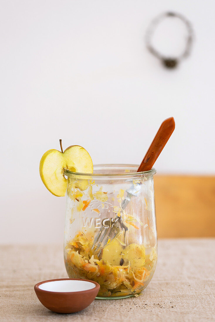 Sauerkraut-Apfel-Salat im Glas