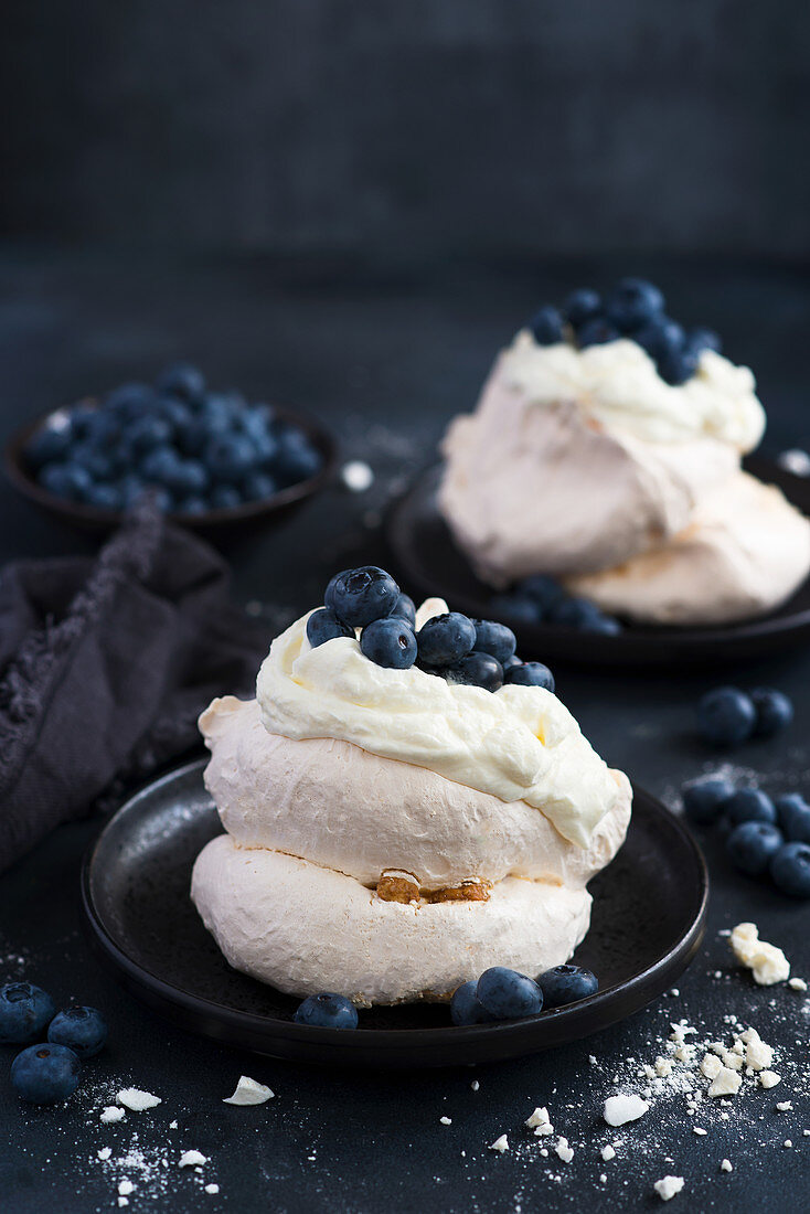 Mini-Pavlova mit Sahne und Blaubeeren