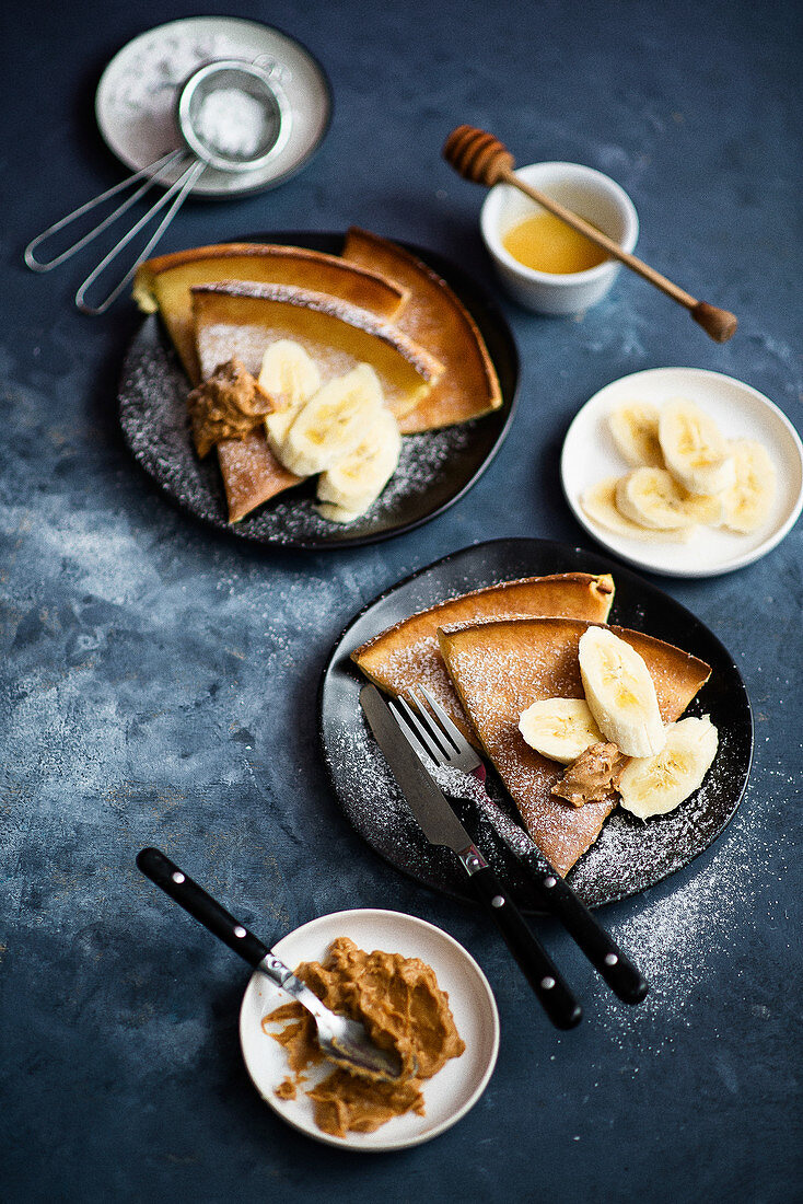 Dutch Baby mit Bananen, Erdnussbutter und Honig