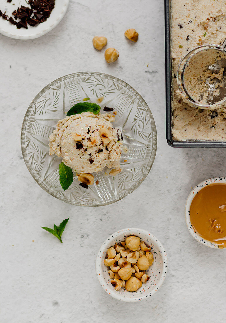 Selbstgemachte Peanutbutter-Eiscreme mit Haselnüssen