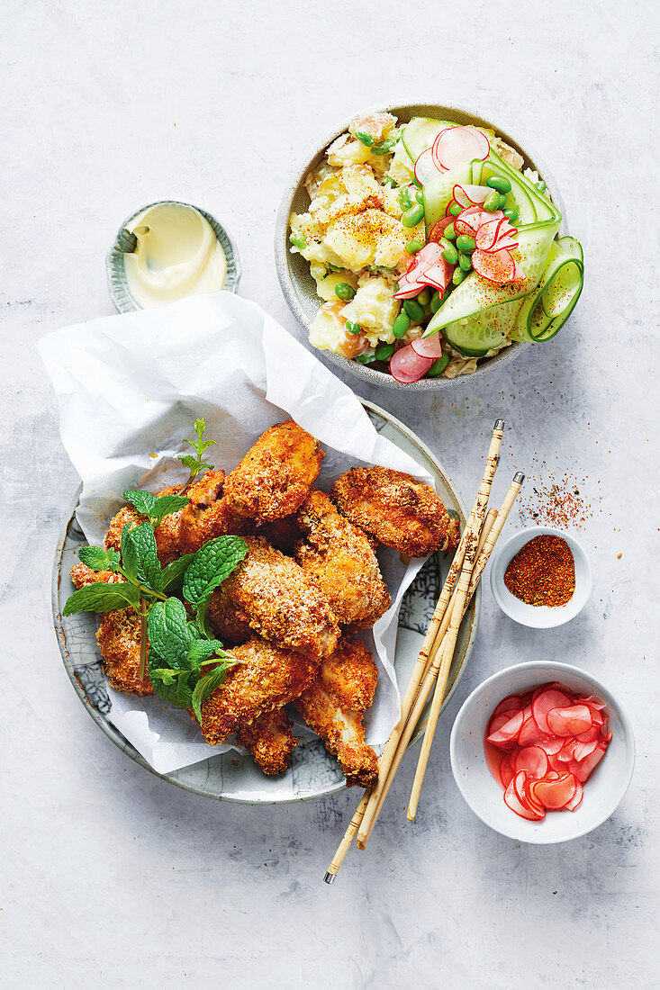 Würzige Miso-Hähnchenflügel mit Kartoffelsalat (Japan)