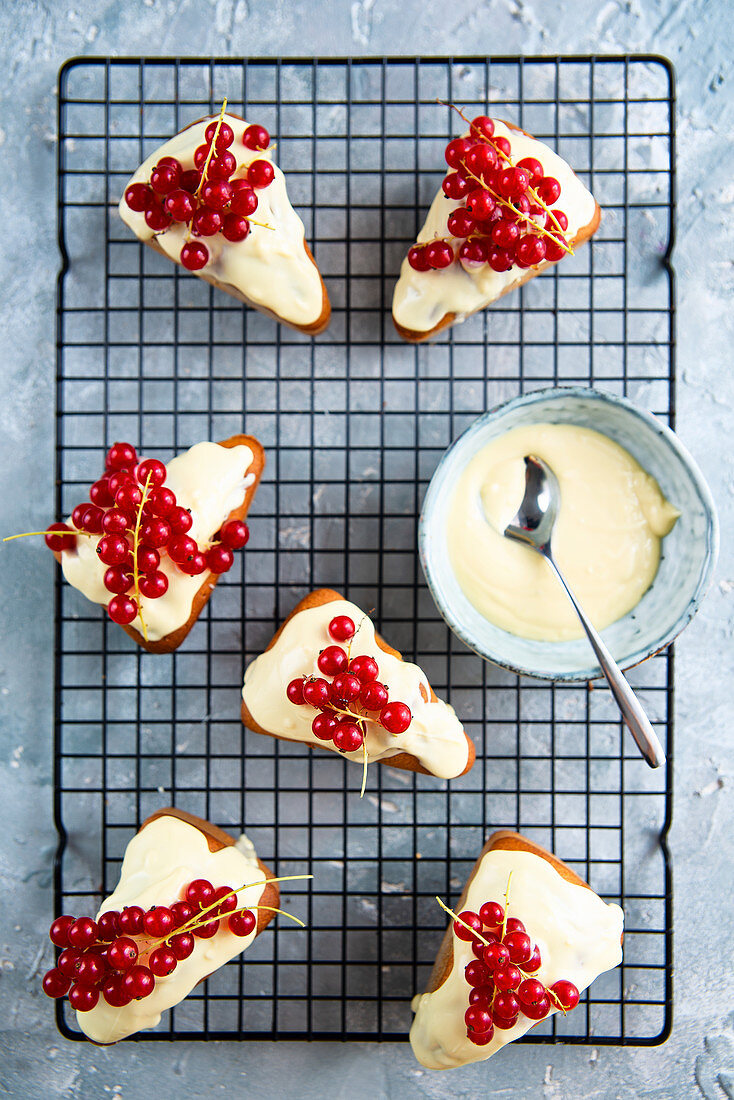 Dreieickige Vollkornmuffins mit weißer Schokolade und Johannisbeeren