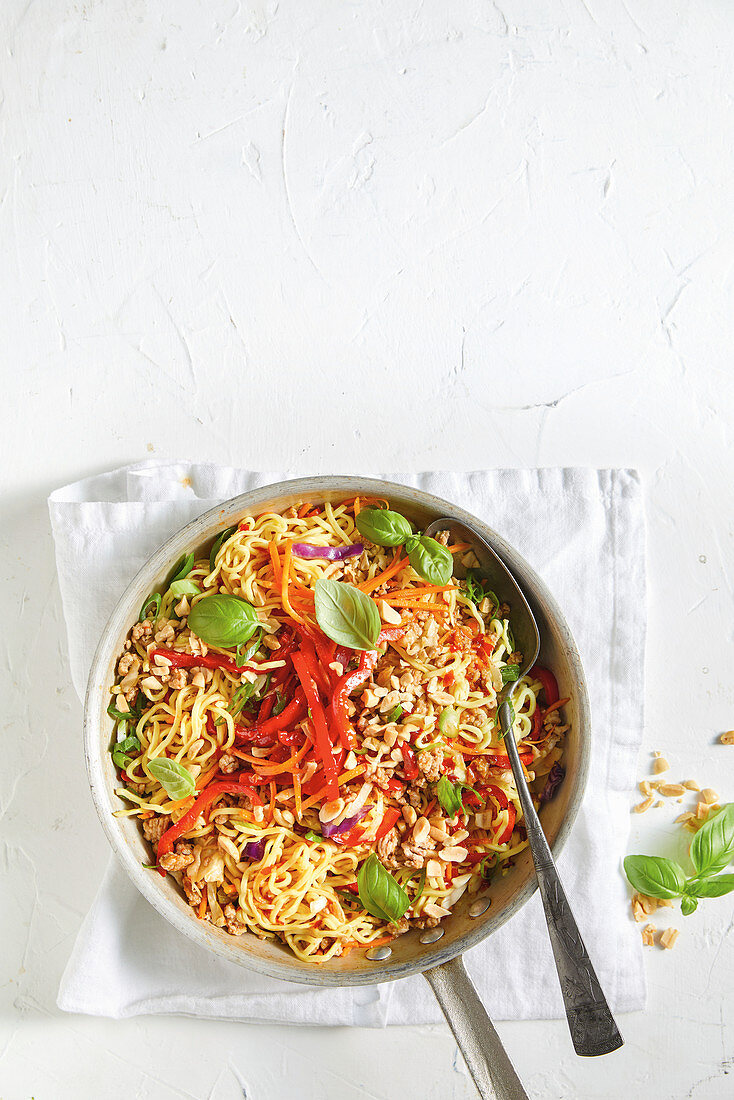 Hoisin-Schweinefleischpfanne mit Nudeln (Asien)