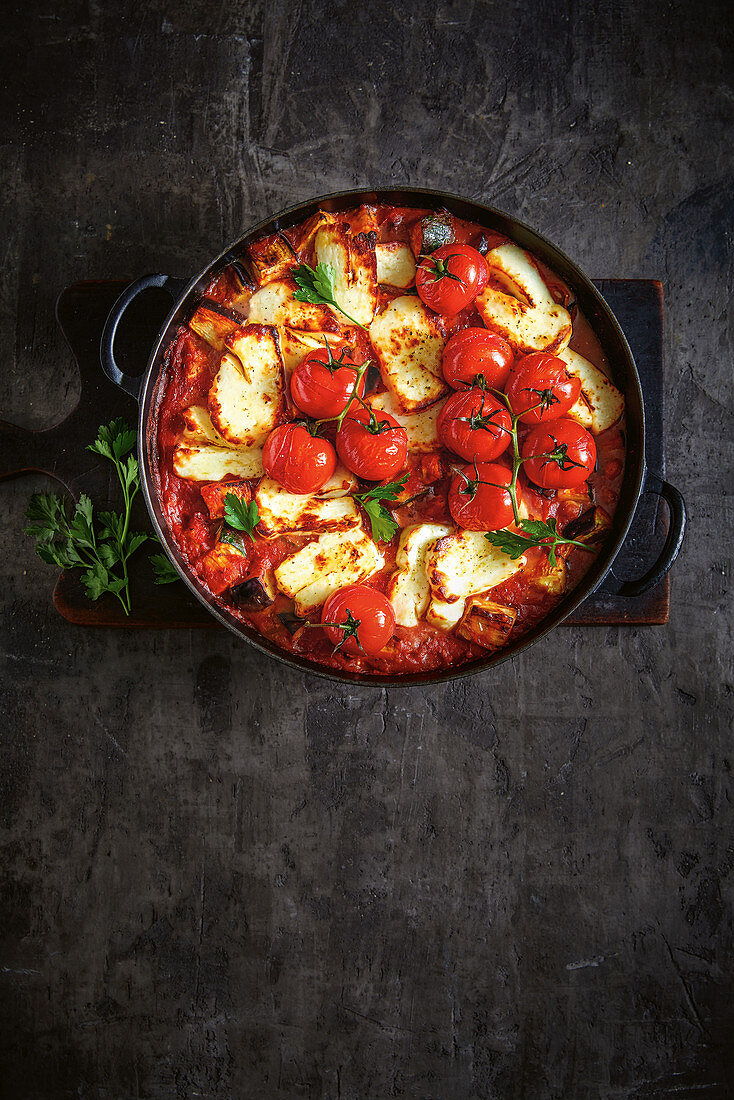 Gebackene Kichererbsen-Ratatouille mit Halloumi und Tomaten