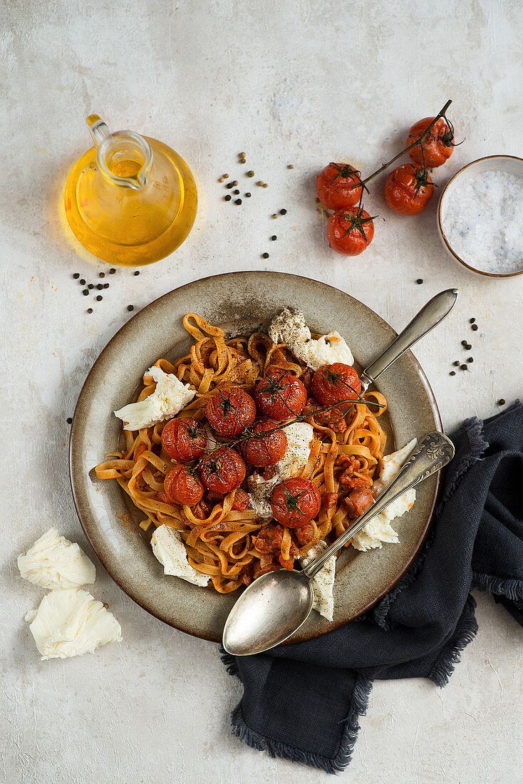 Pasta mit gebratenen Tomaten und Mozzarella