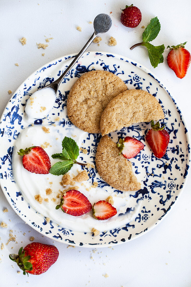 Ginger cookies with vanilla yoghurt strawberries and mint