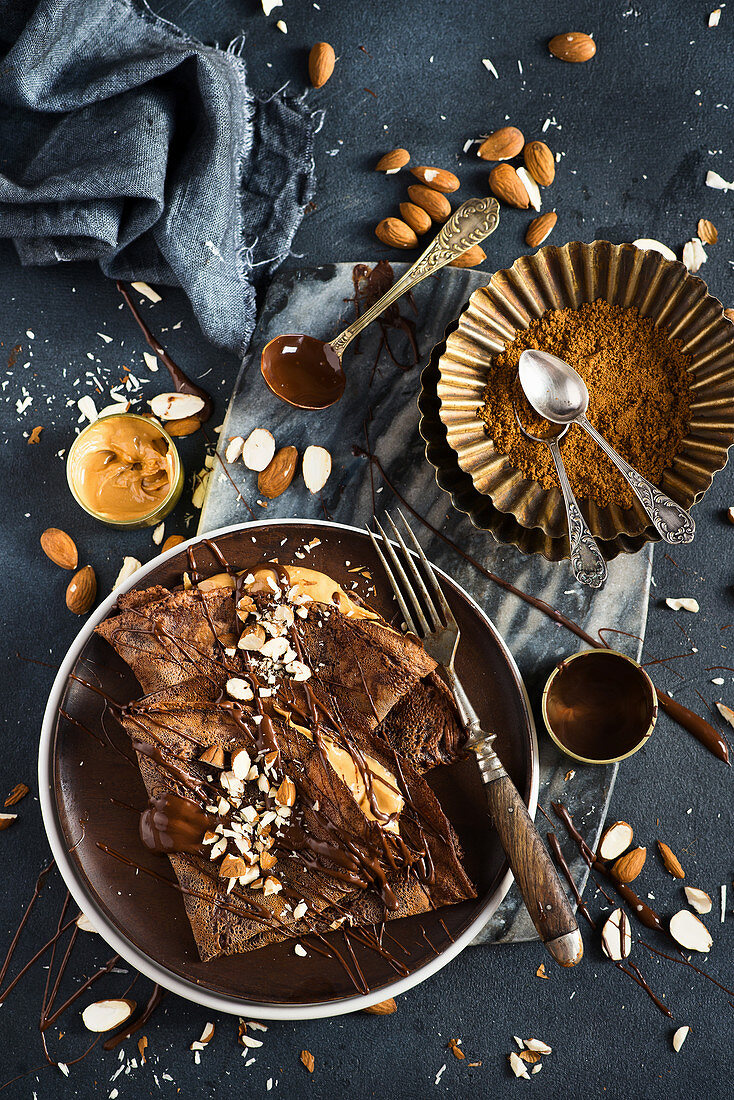 Kakaopfannkuchen mit Erdnussbutter und Mandeln