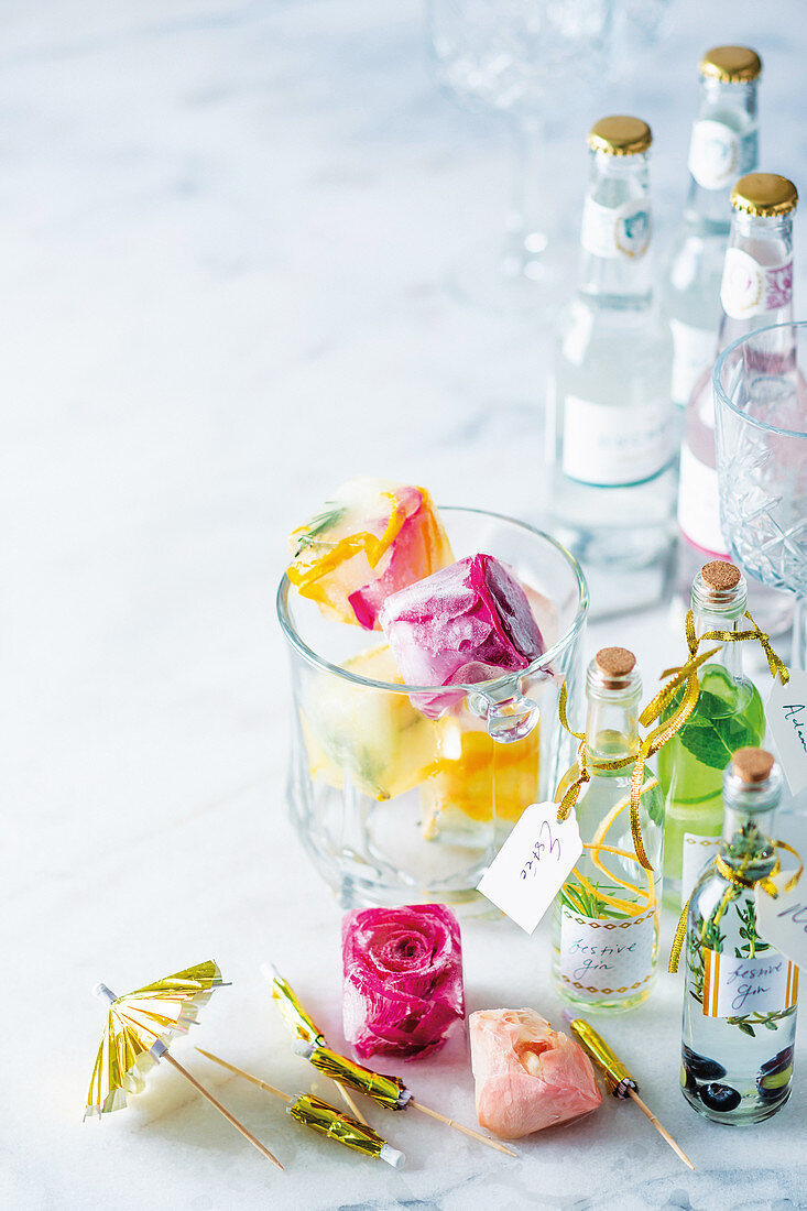Dekorative Blüten-Eiswürfel und aromatisierter Gin zum Verschenken