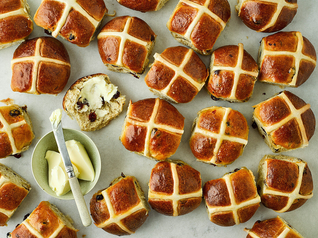 Hot Cross Buns mit Rosinen und Butter