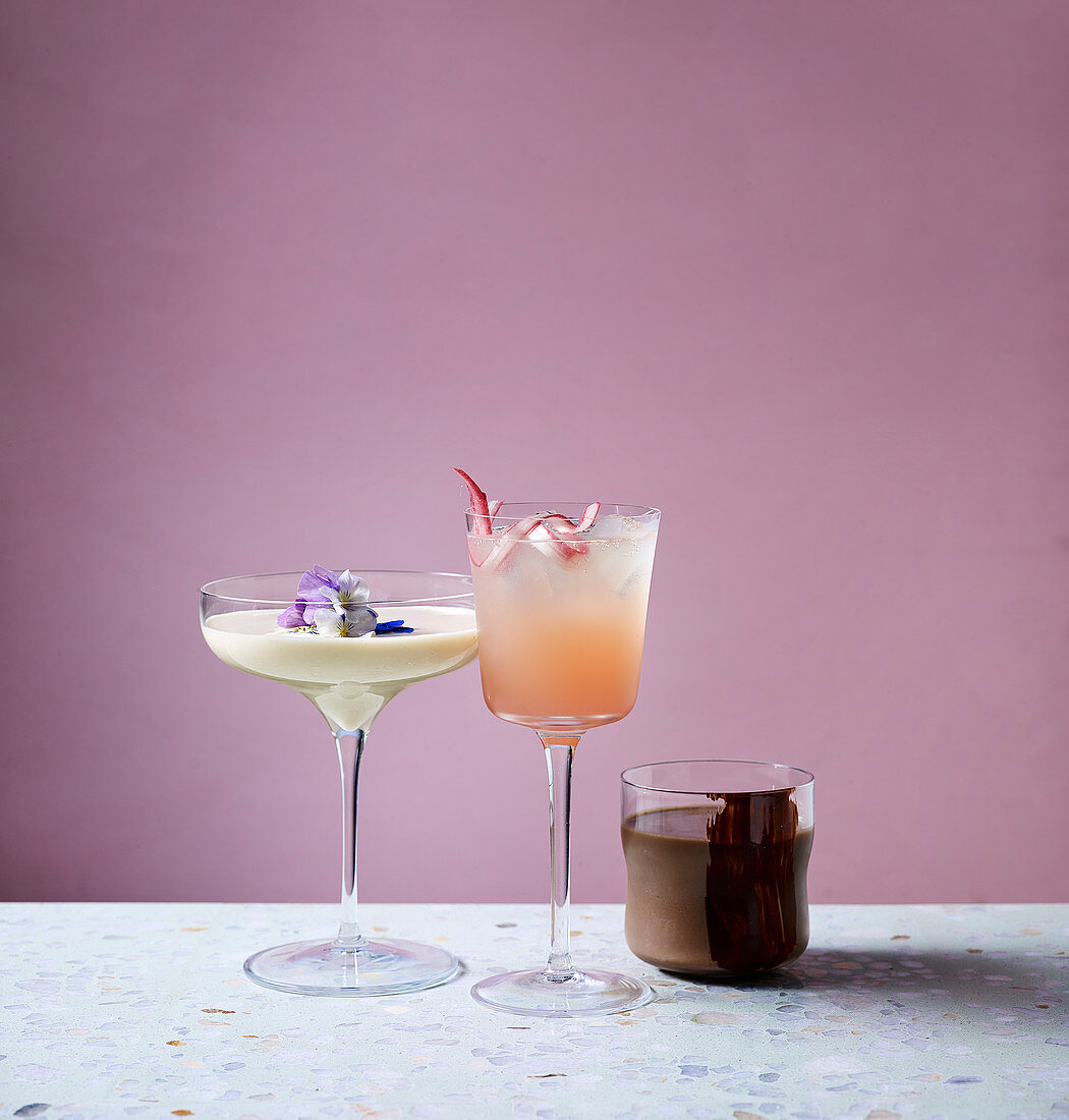 Drei Cocktails: White Rabbit, Chocolate Martini und Rhabarber-Spritz
